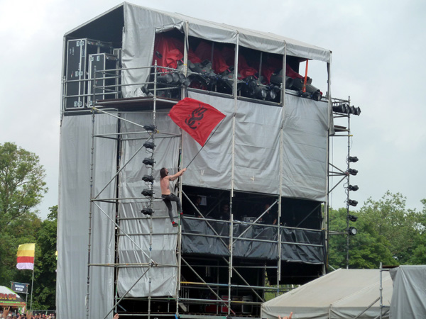 While She Sleeps Loz' climbs the Sound Tower at Download Festival 2014
