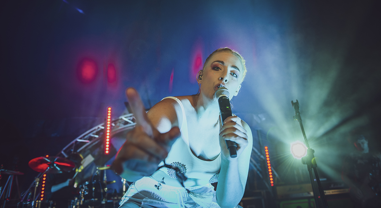 Vukovi - 2000 Trees 2022 - Janine - by Jemma Dodd